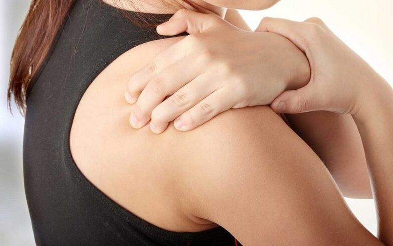 Schmerzen unter dem Schulterblatt von hinten